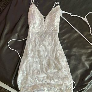 Cute v neck mini dress with sequins on it and a cute pattern